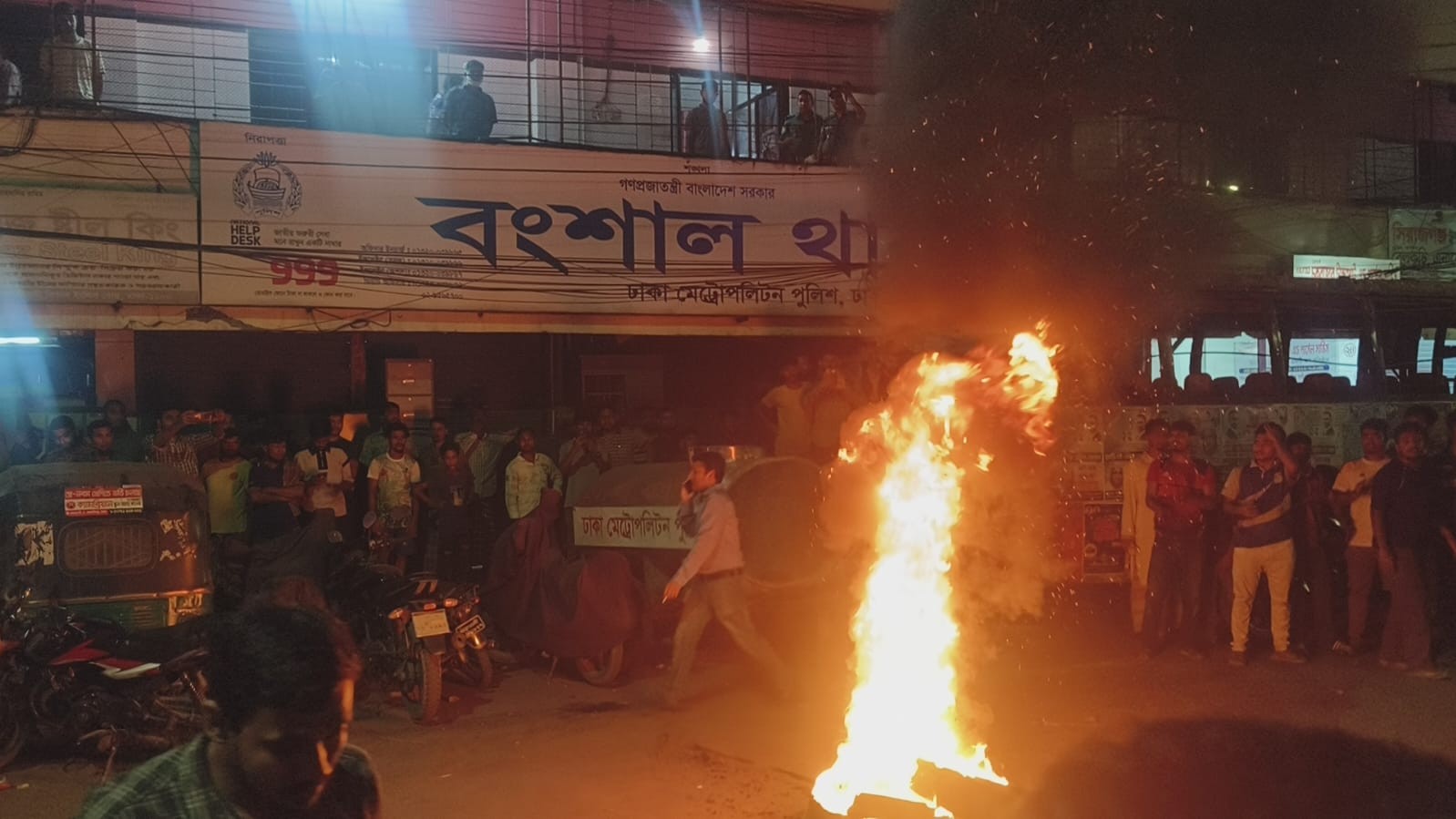 জবি শিক্ষার্থী জুবায়েদ হত্যাকাণ্ড: খুনিদের গ্রেপ্তারের দাবিতে বংশাল থানা ঘেরাও